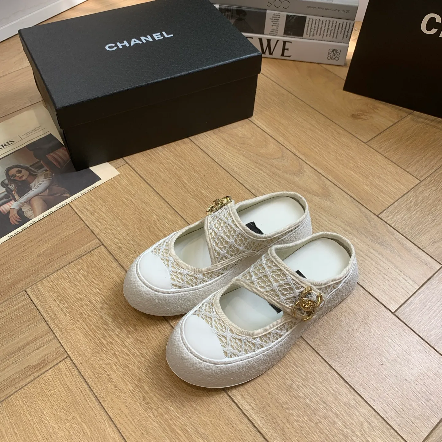 👟👟Ex-factory price 540👟👟 🍀Chanel Chanel 24P Xiaoxiang's latest hot style big-toe shoes, doll shoes, casual sports shoes, white shoes, loafers Xiaoxiang's big-toe shoes this season are cool and cute. The toe and lace surface are eye-catching. The sense of elegance in casual is overwhelming. The classic design with metal round buckle is particularly eye-catching. The flat design is extremely comfortable. Daily matching, a must-have tool for looking cool when going out on the street. Fabric: original customized lace + special materials. Lining: original cloth. Foot pads: sheepskin. Sole: original molded non-slip TPU outsole. Bottom thickness: 3.5CM. Size: 35-41 (customized for 40 and 41) 👉
